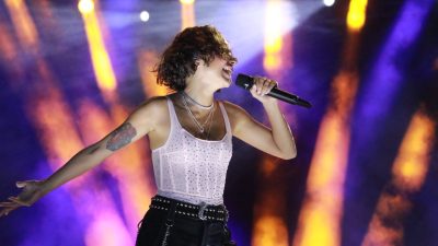 Tekirdağ’da Uluslararası Kiraz Festivali’nde düzenlenen konserlerde Yüksek Sadakat ve Zeynep