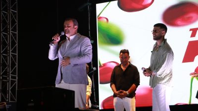 Tekirdağ’da Uluslararası Kiraz Festivali’nde düzenlenen konserde Simge Sağın ve Reynmen,