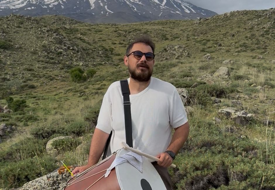 Yeni Şarkısını Ağrı Dağının Eteklerinde Söyledi Ahmet Merih Çelik, Ağrı Dağı’nda ‘Bahar Düşü’ şarkısını seslendirdi.