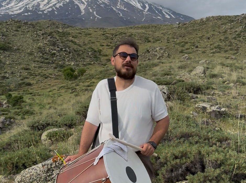 Ahmet Merih Çelik, Ağrı Dağı’nda ‘Bahar Düşü’ şarkısını seslendirdi.