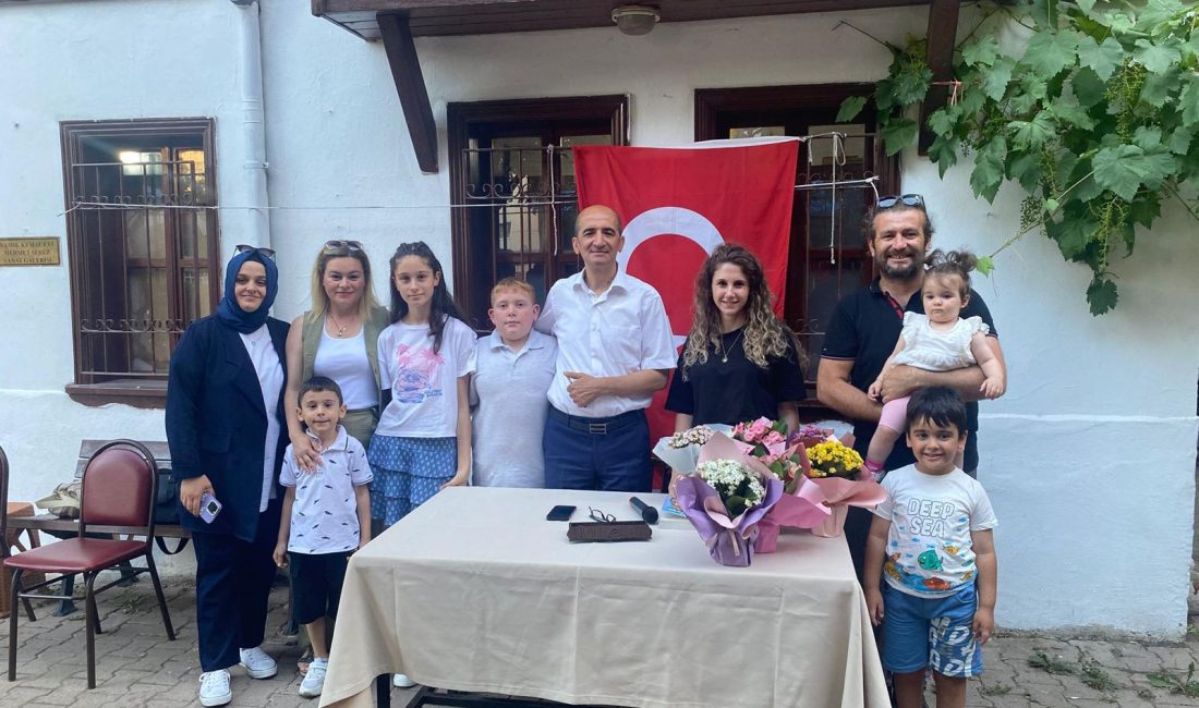 Eğitimci-yazar Suat Aydın, yeni kitabı “Gizemli Yıldız” için düzenlenen imza