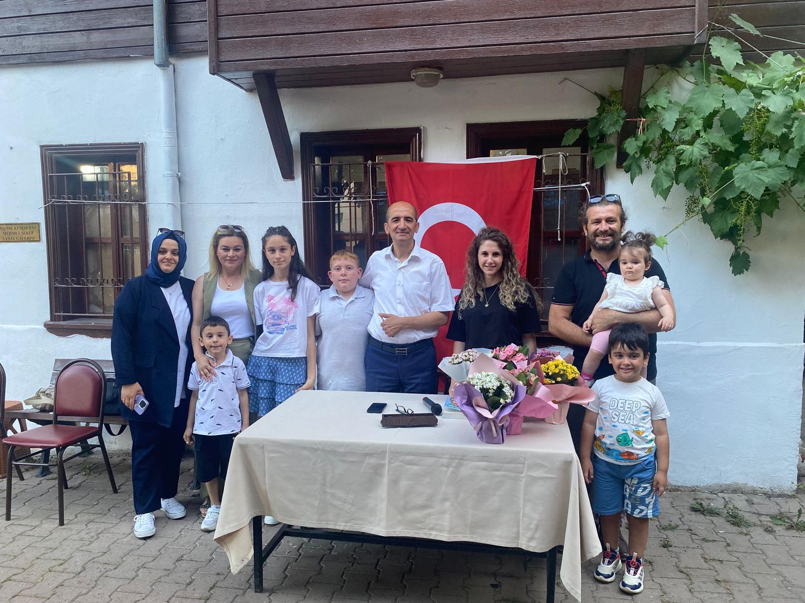 Eğitimci-yazar Suat Aydın, yeni kitabı “Gizemli Yıldız” için düzenlenen imza