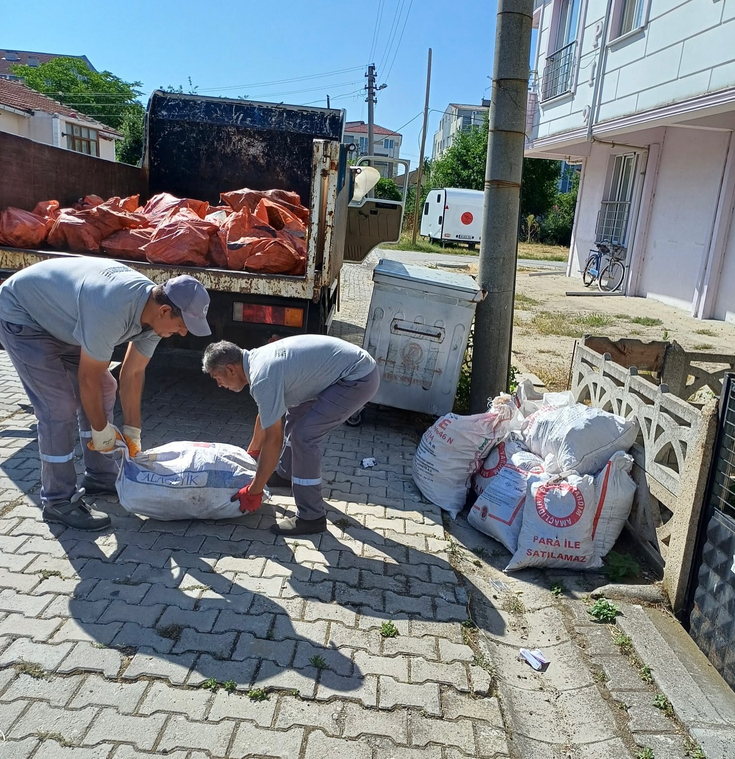 Marmaraereğlisi Belediyesi ekipleri, ilçenin farklı noktalarında gerçekleştirdikleri çalışmalarla kenti daha