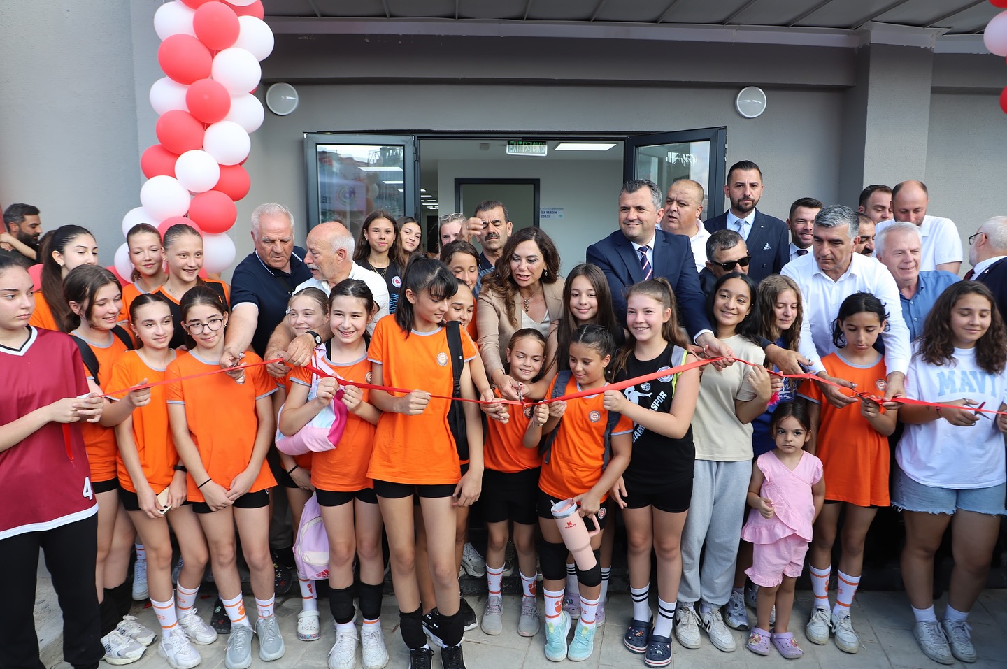 Tekirdağ Büyükşehir Belediyesi tarafından yapımı tamamlanan Saray Spor Kompleksi, düzenlenen