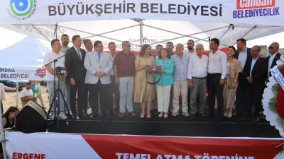 Ergene’ye Yeni İtfaiye Üssü: Temel Atıldı, Hedef Daha Güvenli Bir Tekirdağ Tekirdağ Büyükşehir Belediyesi, Ergene ilçesine modern donanımlı yeni bir itfaiye