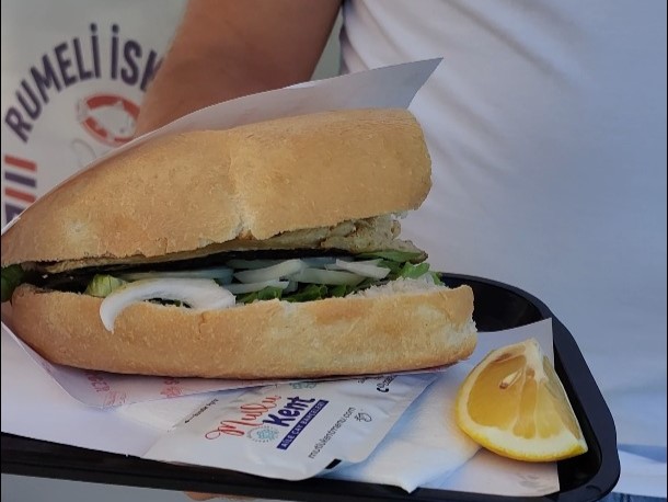 Rumeli İskelesi’nde Balık Ekmek Dönemi Başladı Süleymanpaşa Belediyesi, yaz sezonuyla birlikte Mutlu Kent projesi kapsamında yeni