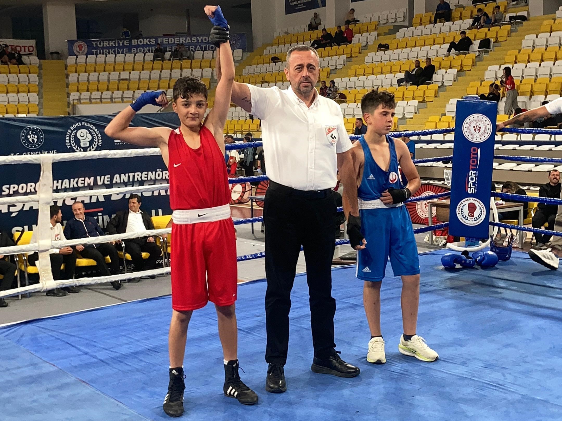 Bayburt’ta düzenlenen Üst Minik Kadınlar ve Erkekler Türkiye Boks Şampiyonası’nda,