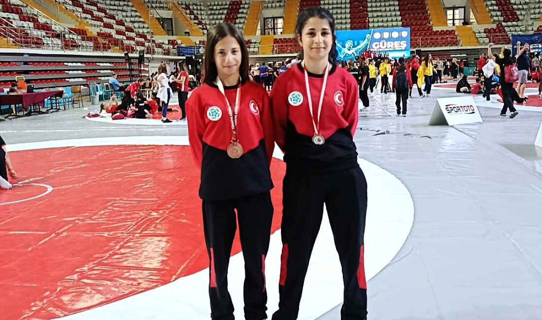 Süleymanpaşa Belediyesi Gençlik ve Spor Kulübü’nün genç güreşçileri, Sivas’ta düzenlenen
