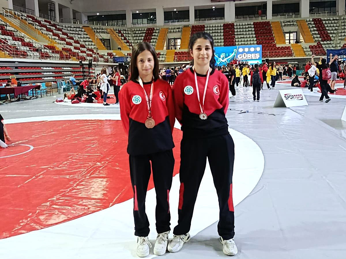 Süleymanpaşa Belediyesi Gençlik ve Spor Kulübü’nün genç güreşçileri, Sivas’ta düzenlenen