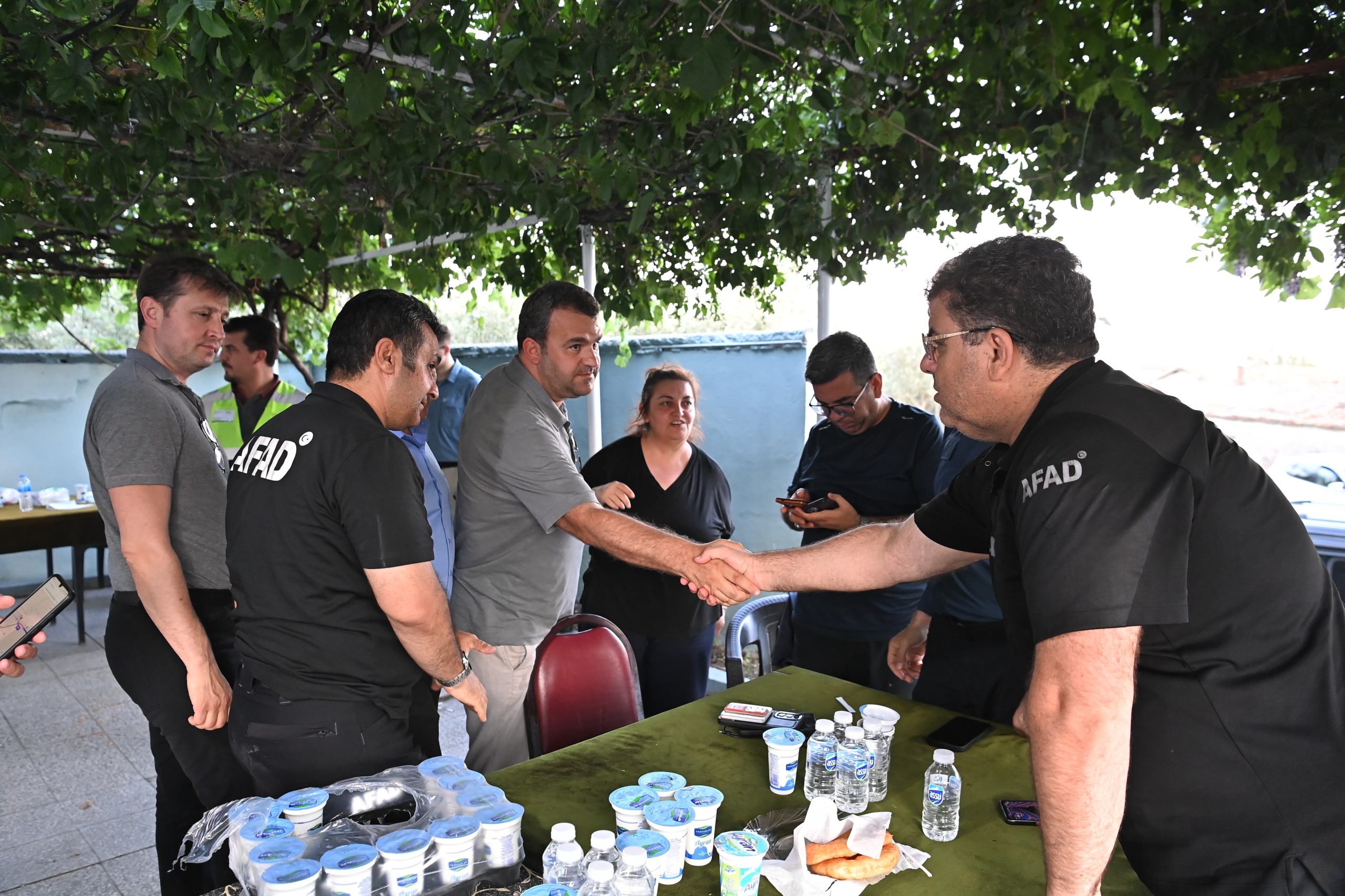 Tekirdağ’ın Şarköy ilçesinde çıkan büyük orman yangınına müdahale eden ekiplere,