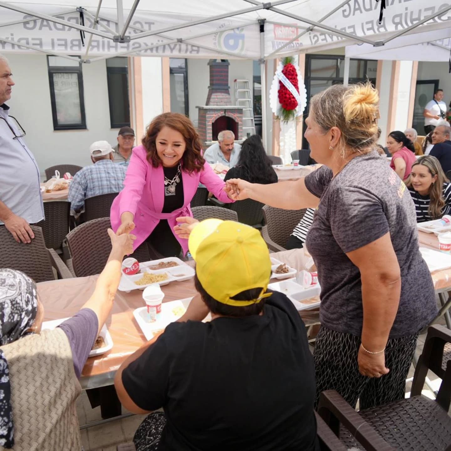 Tekirdağ’ın Ergene ilçesinde Cem Vakfı tarafından düzenlenen aşure etkinliği, vatandaşların