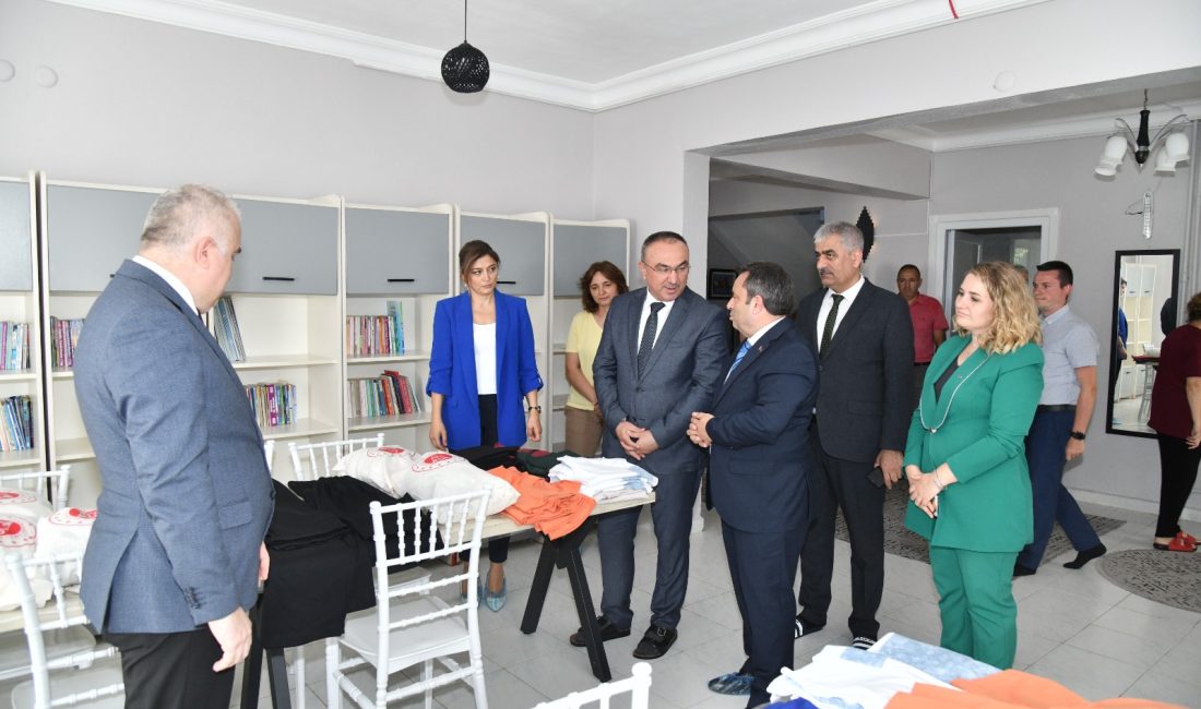 Tekirdağ’da denetimli serbestlik yükümlülerinin eğitim aldığı tekstil atölyesinde dikilen kıyafetler,