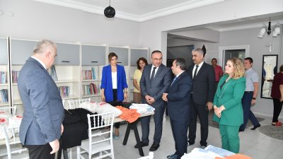 Tekirdağ’da denetimli serbestlik yükümlülerinin eğitim aldığı tekstil atölyesinde dikilen kıyafetler,