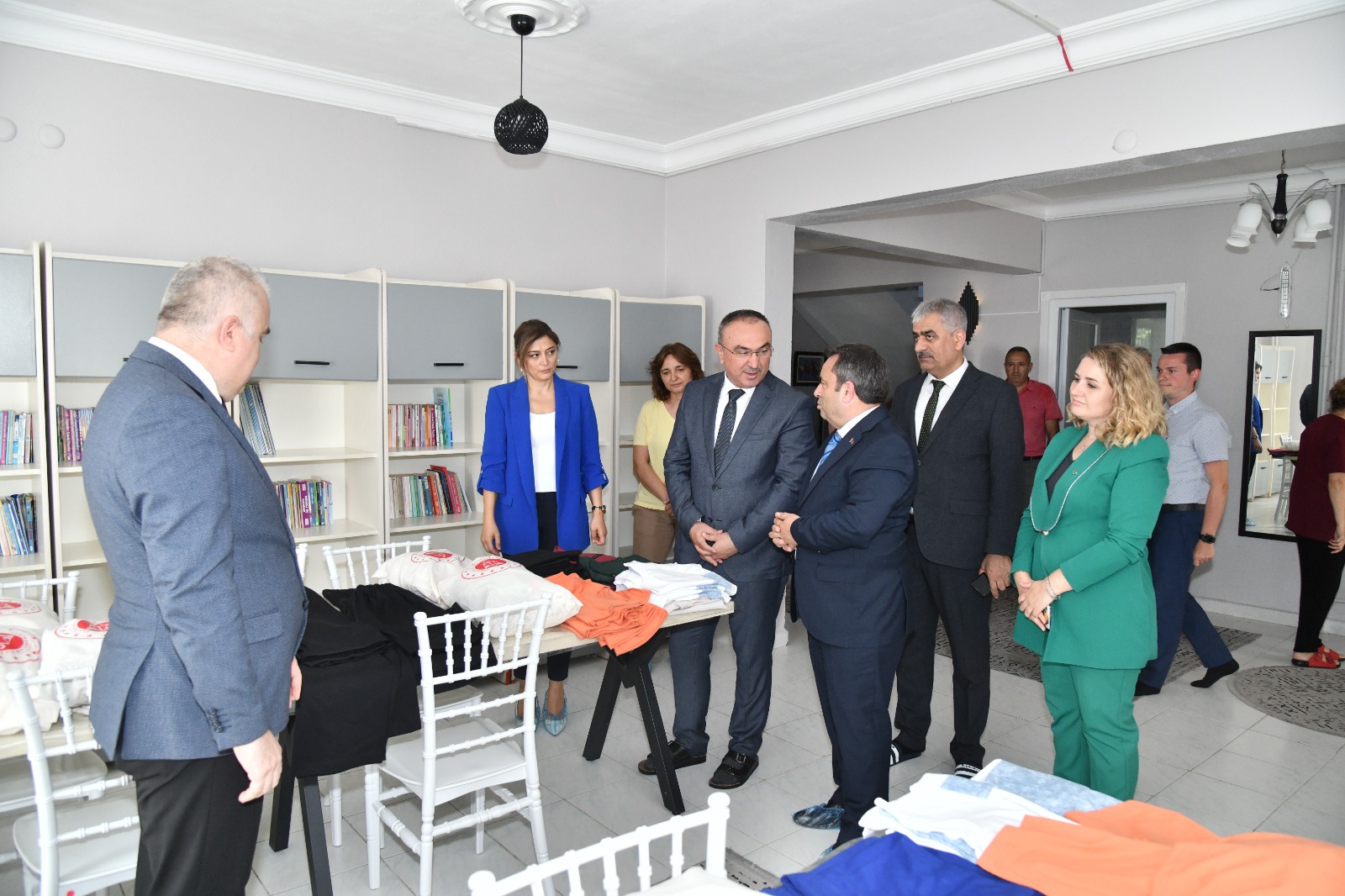 Tekirdağ’da denetimli serbestlik yükümlülerinin eğitim aldığı tekstil atölyesinde dikilen kıyafetler,