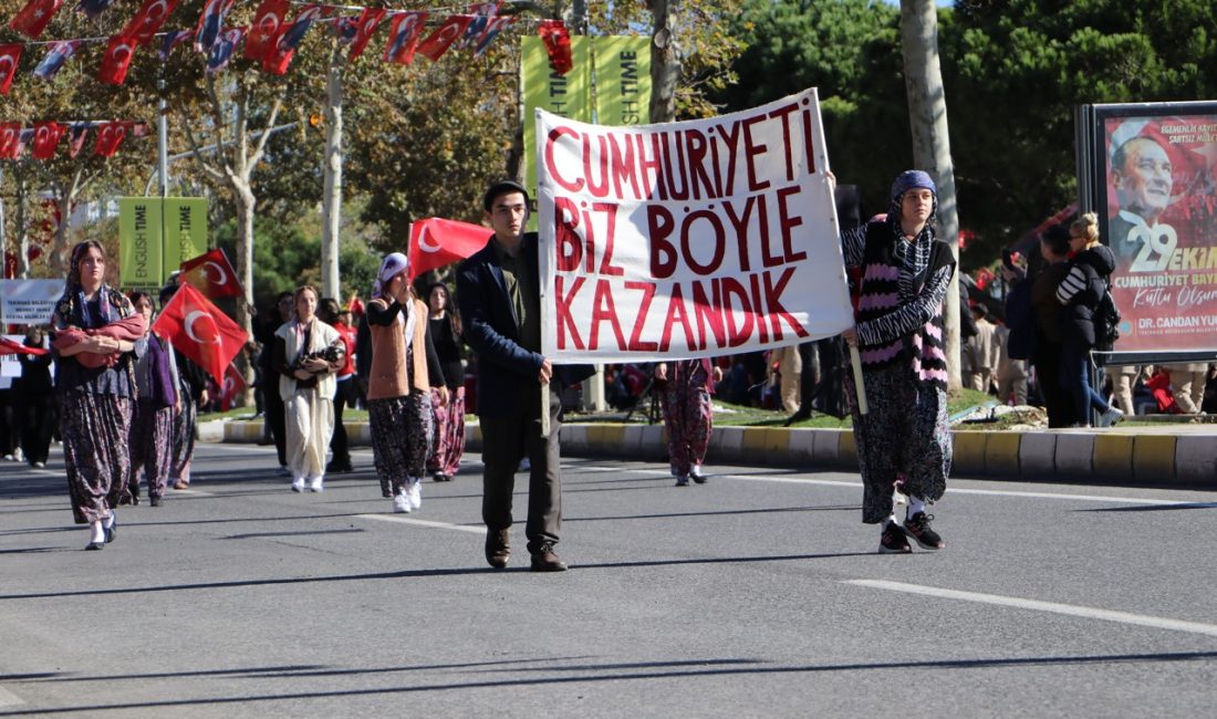 Tekirdağ’da Cumhuriyet Bayramı Coşkusu Yaşandı 29 Ekim Cumhuriyet Bayramı törenleri,  Tekirdağ Valisi Recep Soytürk'ün, makamında