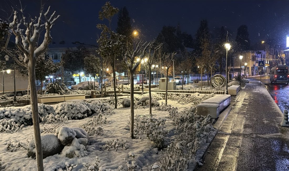 Meteoroloji Genel Müdürlüğü’nün uyarılarının ardından Tekirdağ’da etkisini artıran kar yağışı