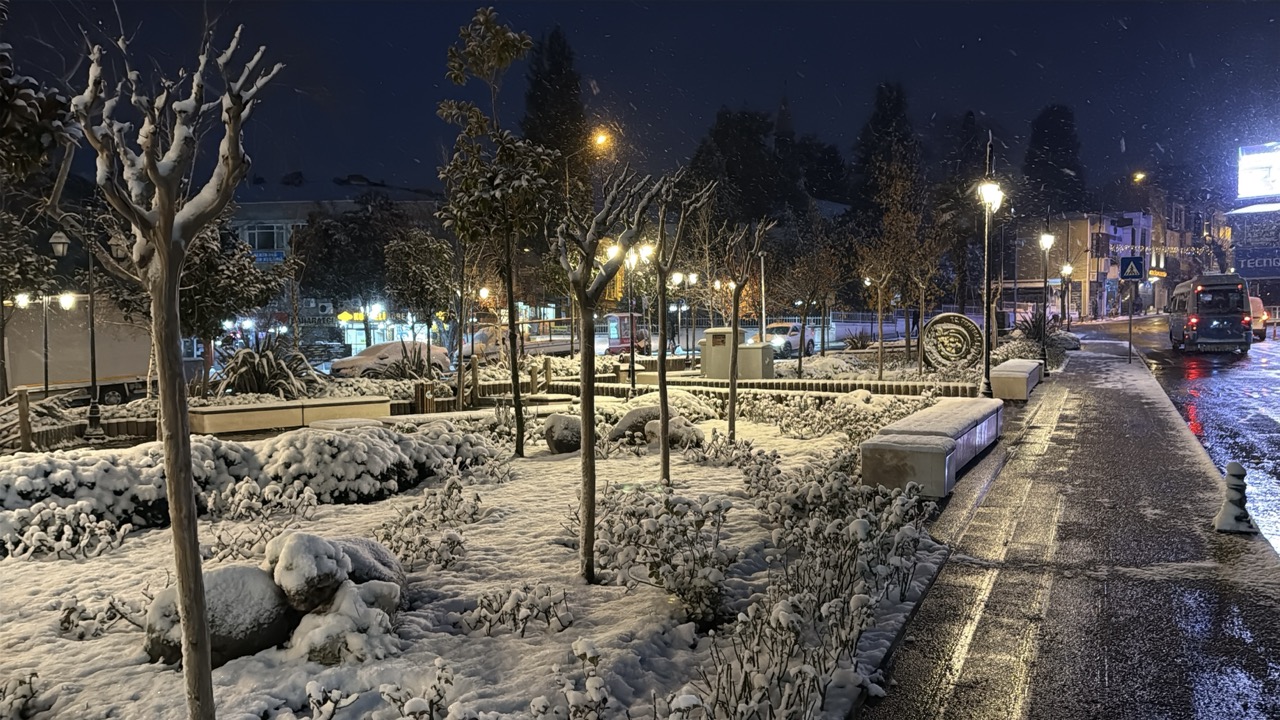 Meteoroloji Genel Müdürlüğü’nün uyarılarının ardından Tekirdağ’da etkisini artıran kar yağışı