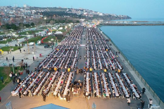Süleymanpaşa Belediyesi tarafından Kadir Gecesi dolayısıyla düzenlenen “Halk Sofrası Kadir