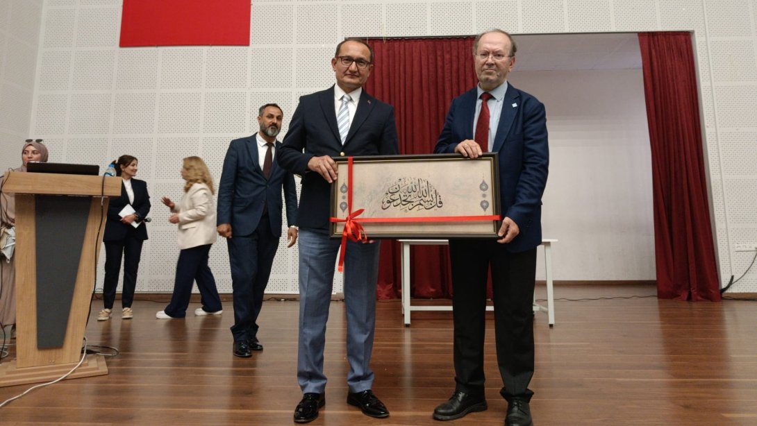 Akademisyen ve yazar Yusuf Kaplan’ın ” Gölge misin? Gerçek mi?