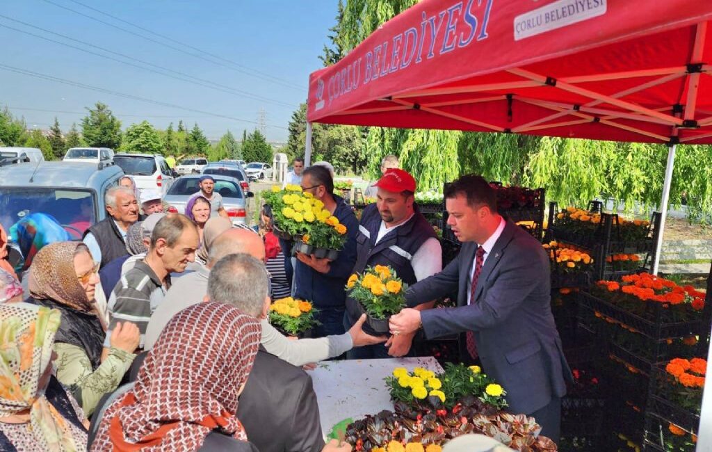 Çorlu Belediyesi, Kurban Bayramı arifesinde mezarlık ziyaretinde bulunan vatandaşları yalnız