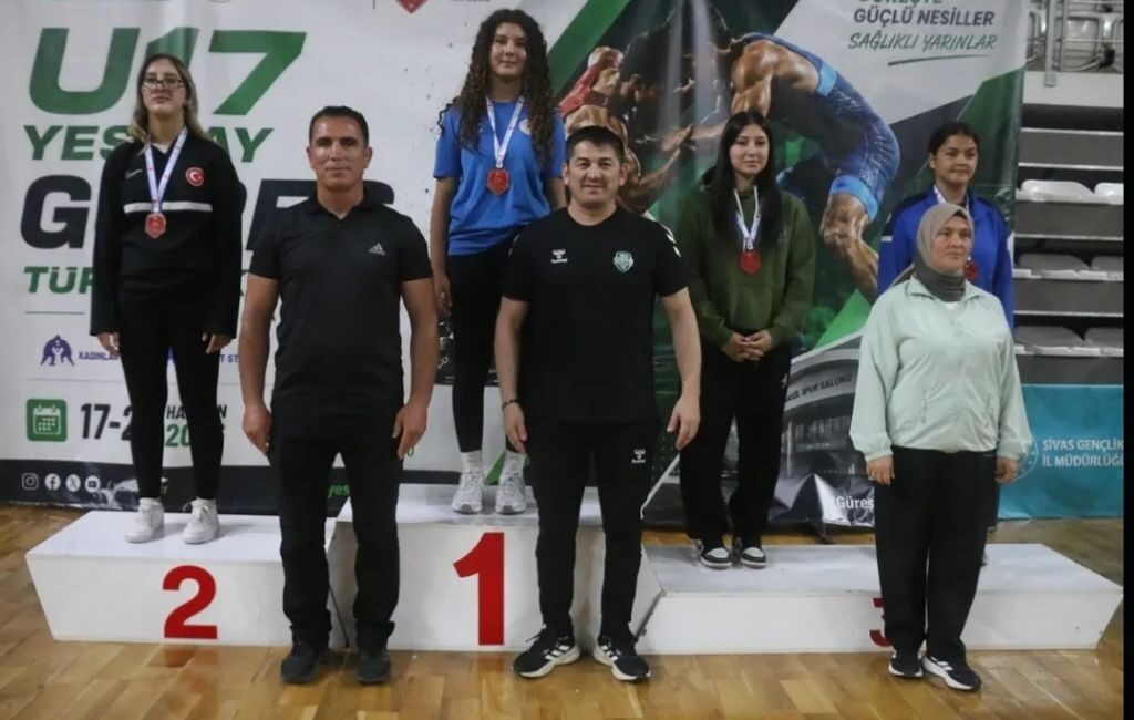 Sivas’ta düzenlenen U-17 Kadınlar Güreş Yeşilay Türkiye Kupası Şampiyonası’nda mücadele