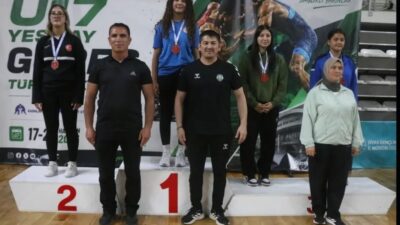 Sivas’ta düzenlenen U-17 Kadınlar Güreş Yeşilay Türkiye Kupası Şampiyonası’nda mücadele
