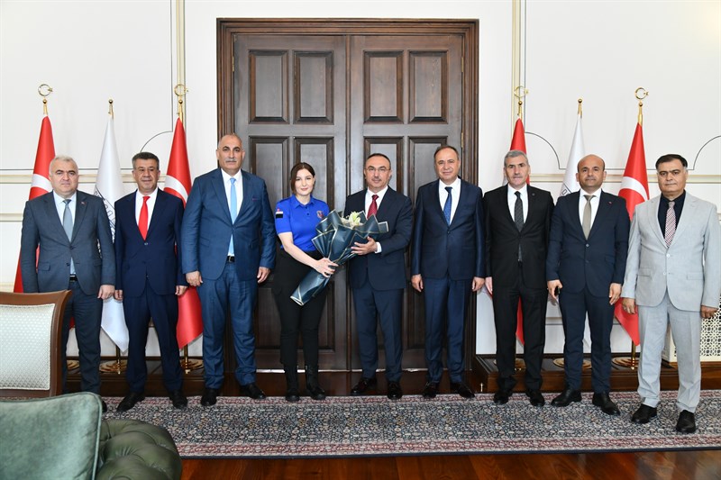 Ceza infaz kurumları ile denetimli serbestlik birimlerinde, görevlerini insan onurunu