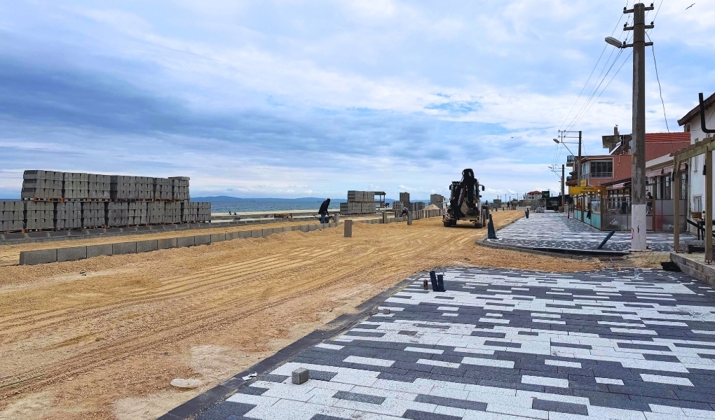 Tekirdağ Büyükşehir Belediyesi, sahillere değer katan çalışmalarına Şarköy Eriklice Sahili’ni