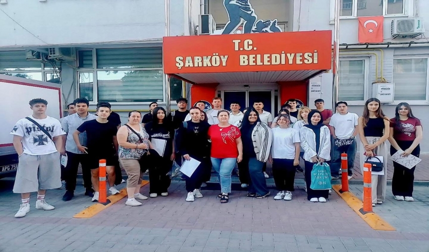 Geleceğimiz olan gençlerimizin her zaman yanındayız Geleceğimiz olan gençlerimizin her