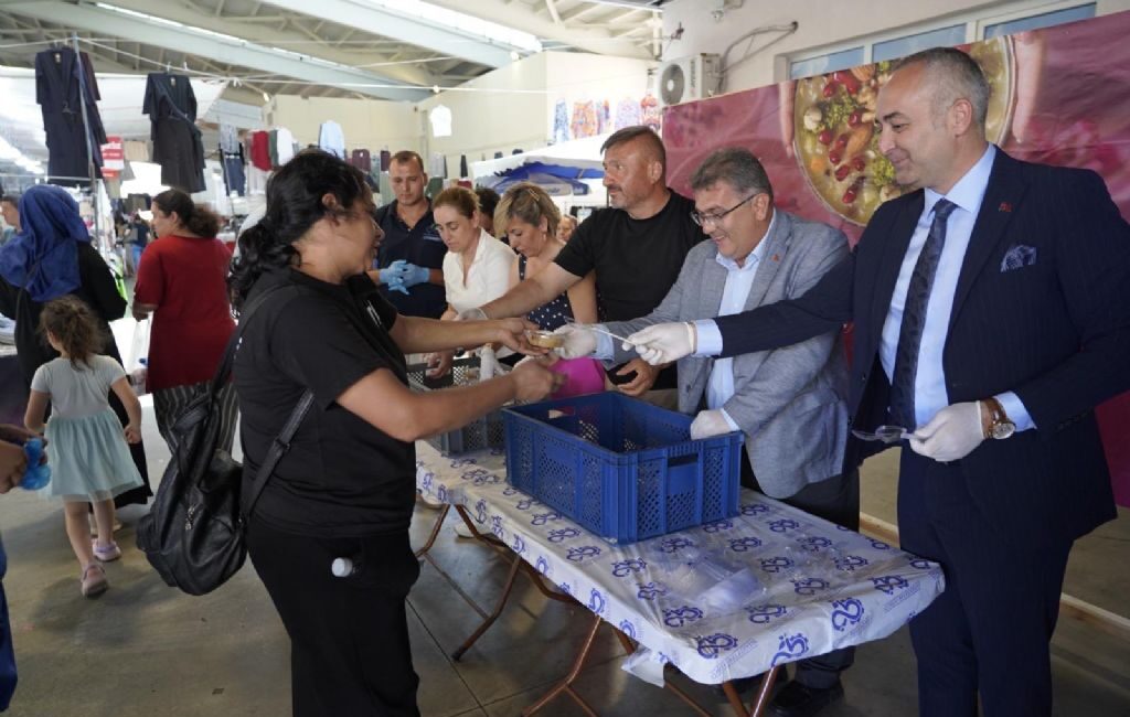 Çorlu Belediyesi, Muharrem ayı dolayısıyla ilçede kurulan semt pazarlarında vatandaşlara