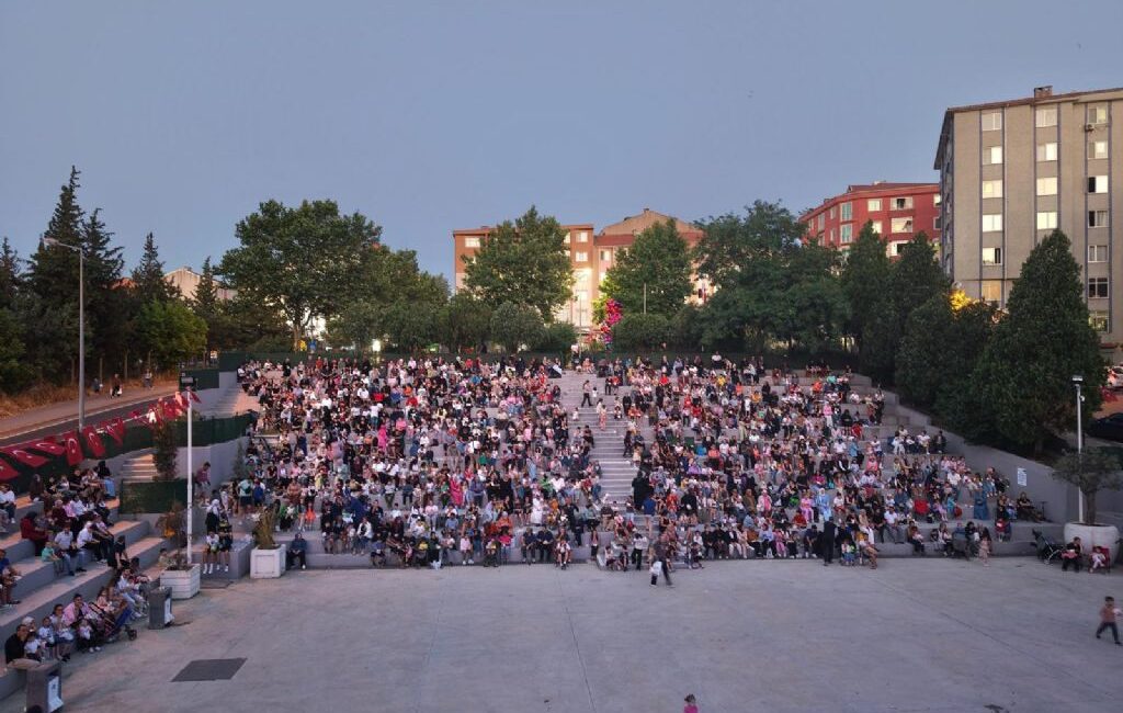 Çorlu Belediyesi tarafından düzenlenen “Açık Hava Sinema Günleri”, kent sakinlerinin