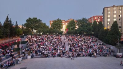 Çorlu Belediyesi tarafından düzenlenen “Açık Hava Sinema Günleri”, kent sakinlerinin