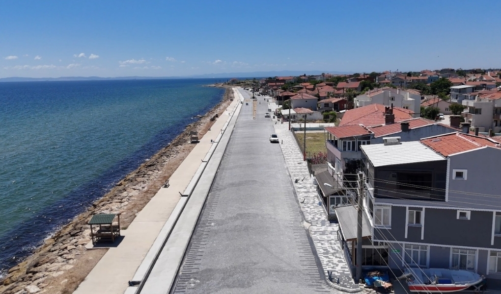 Tekirdağ Büyükşehir Belediyesi, maviyle yeşilin buluştuğu Şarköy Eriklice Sahil Yolu’nu