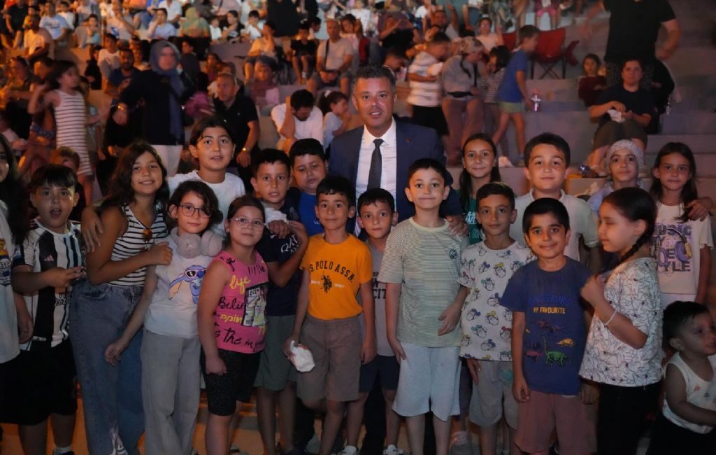 Çorlu Belediyesi tarafından düzenlenen Açık Hava Sinema Günleri, renkli görüntülere