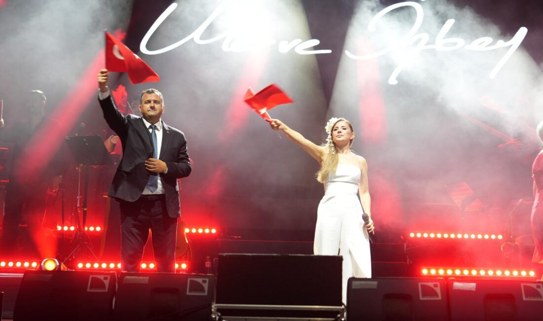 Ünlü sanatçı Merve Özbey, 30 Ağustos Zafer Bayramı ve Saray