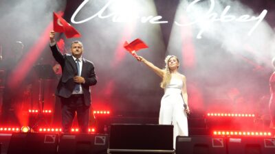 Ünlü sanatçı Merve Özbey, 30 Ağustos Zafer Bayramı ve Saray