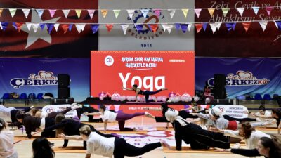 Çerkezköy Belediyesi tarafından Avrupa Spor Haftası kapsamında düzenlenen zumba, yoga
