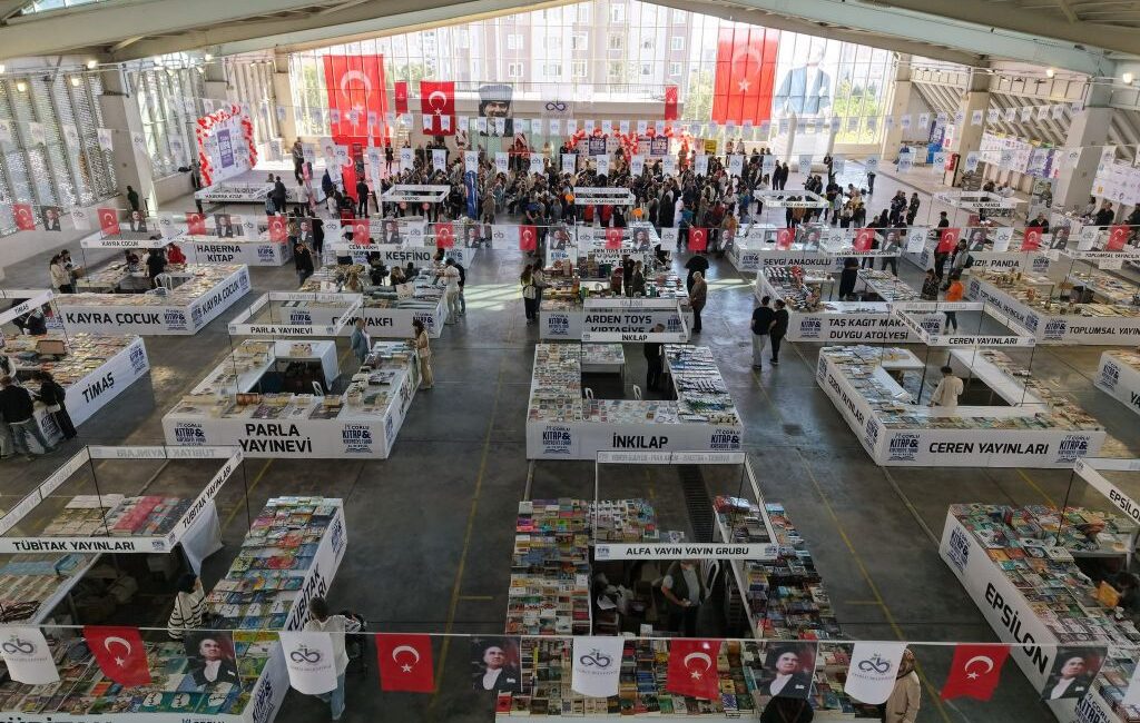 Çorlu Belediyesinin gelenekselleşen kültür buluşmalarından biri olan Çorlu Kitap ve