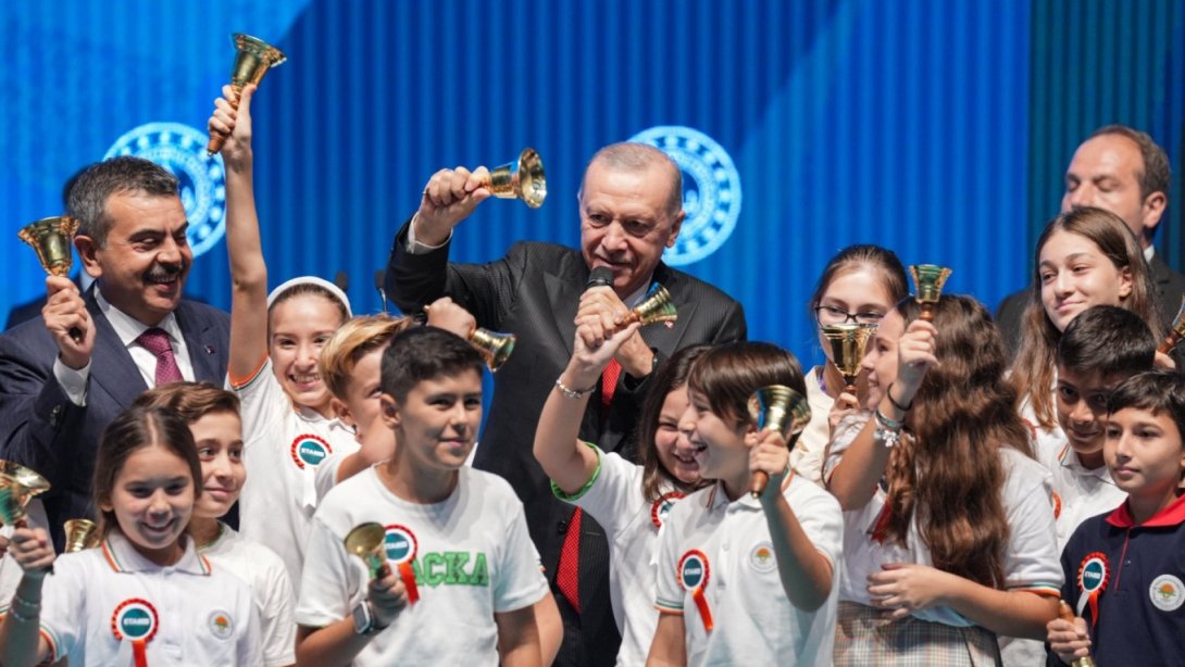 Cumhurbaşkanı Erdoğan, sosyal medya hesabından yaptığı paylaşımda, PISA 2025 sonuçlarını