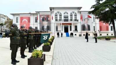 İlimizde 29 Ekim Cumhuriyet Bayramı kutlamaları, Tekirdağ Valiliği önünde düzenlenen