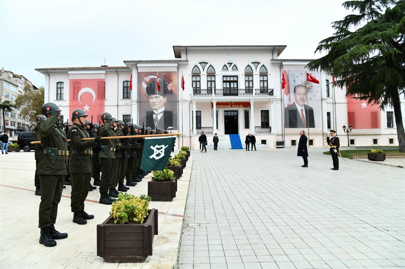 İlimizde 29 Ekim Cumhuriyet Bayramı kutlamaları, Tekirdağ Valiliği önünde düzenlenen