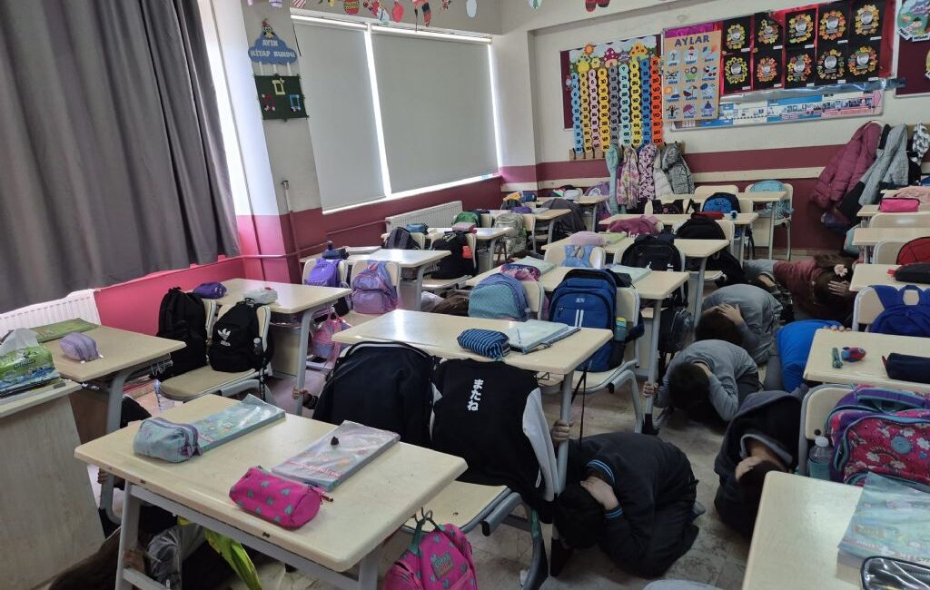 Çorlu Belediyesi Arama Kurtarma Ekibi (Çorlu AKE), ilçedeki okullarda öğrenim
