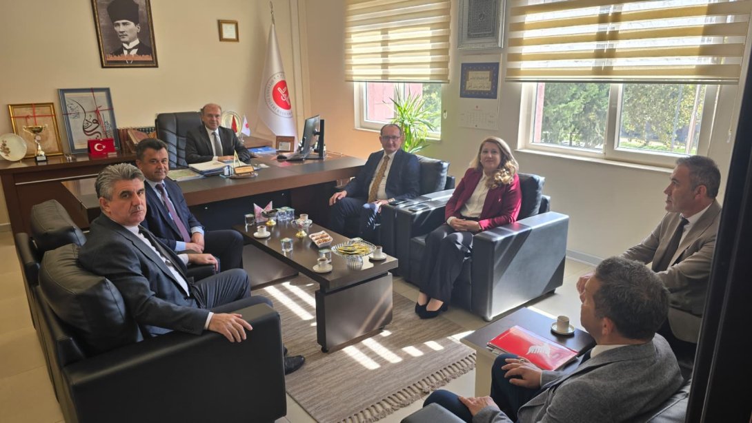İlçe Millî Eğitim müdürü Fahri Kırmızı beraberinde Şube Müdürlerimiz, Halk