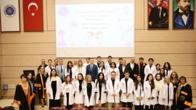Haber 20 Ekim 2026, Salı KİMYA BÖLÜMÜ GELENEKSEL BEYAZ ÖNLÜK