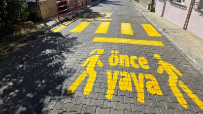 MALKARA’DA OKUL YOLLARINDA GÜVENLİK ÖN PLANDA: YAYA GEÇİTLERİ YENİLENDİ Malkara