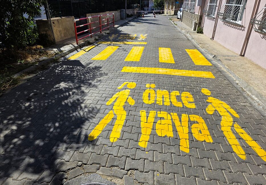 MALKARA’DA OKUL YOLLARINDA GÜVENLİK ÖN PLANDA: YAYA GEÇİTLERİ YENİLENDİ Malkara