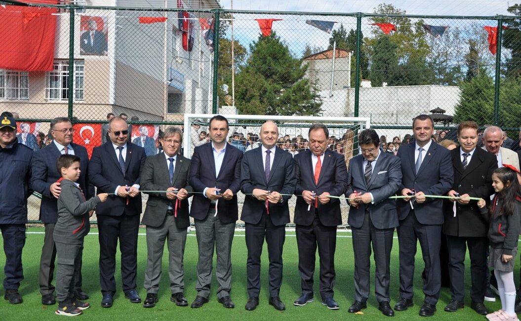 MALKARA’DA ÜÇ OKULA HALI SAHA KAZANDIRILDI Malkara’da İrfan Macar İlkokulu,