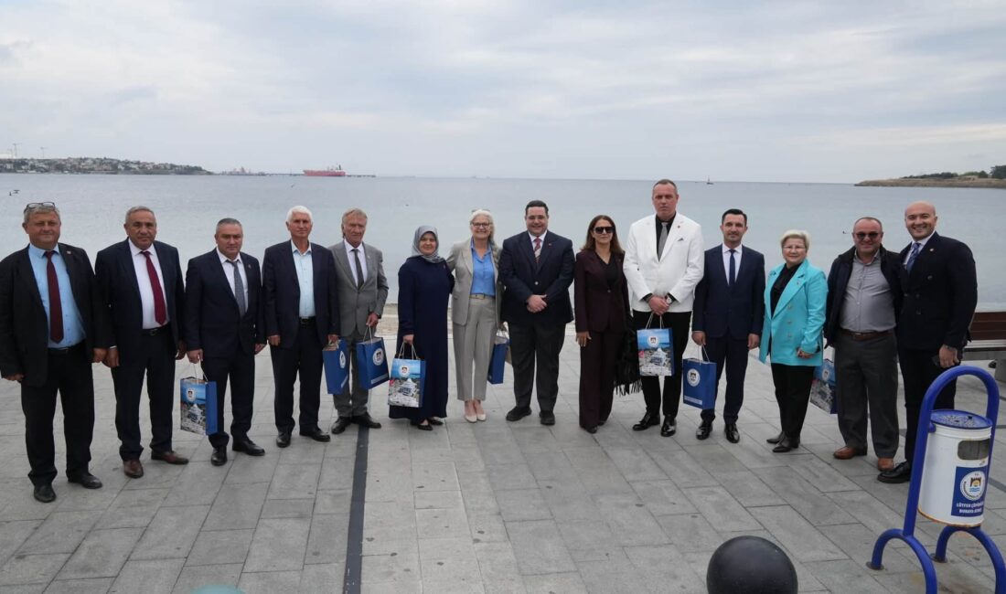 Marmaraereğlisi’nde 19 Ekim Muhtarlar Günü dolayısıyla Cumhuriyet Meydanı’nda çelenk sunma
