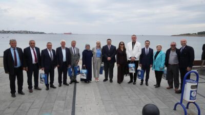 Marmaraereğlisi’nde 19 Ekim Muhtarlar Günü dolayısıyla Cumhuriyet Meydanı’nda çelenk sunma
