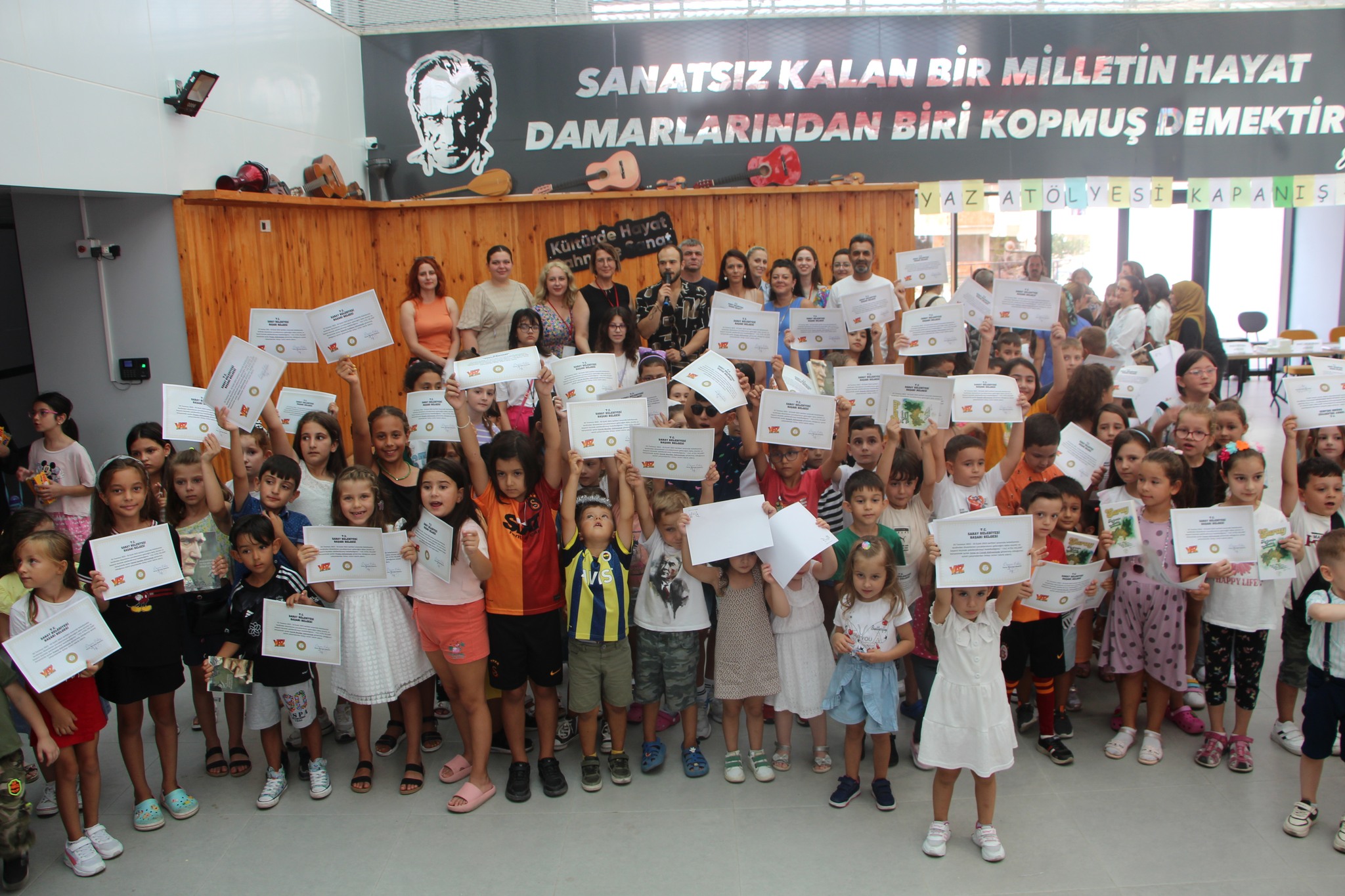 Çocukların eğlenerek öğrendiği Yaz Atölyeleri’nde akrilik boya atölyesi, bale ve